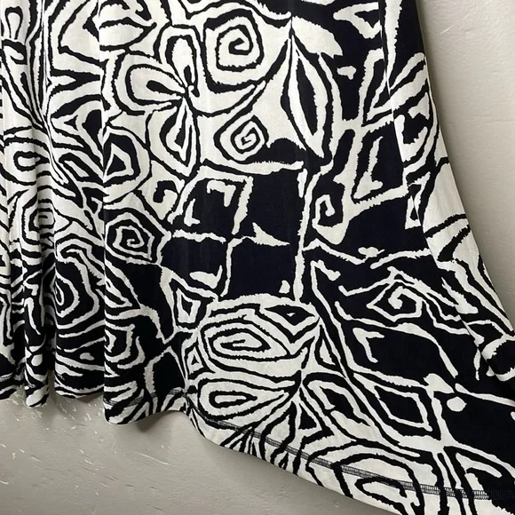 CHICO’S TRAVELERS Skirt Black and Tan Abstract Stretchy Liquid Knit Modest XXS - Picture 3 of 8